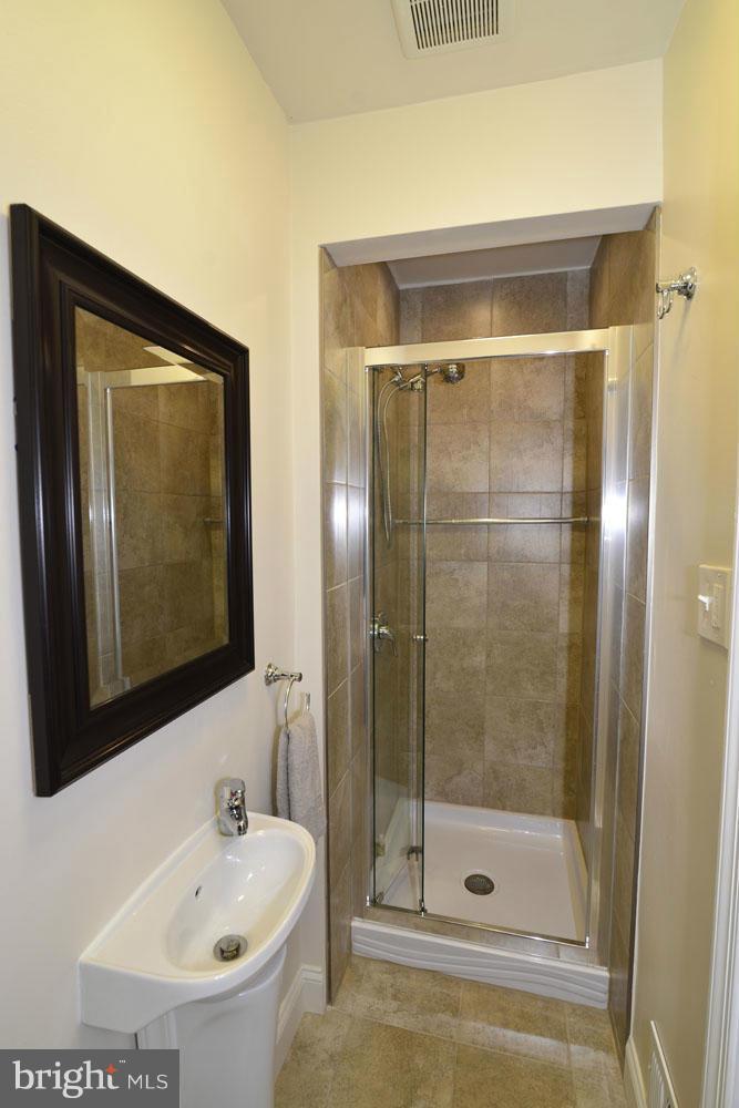 2204 Coppersmith Square Reston, VA 20191 - Photo 13 of 30 Bath