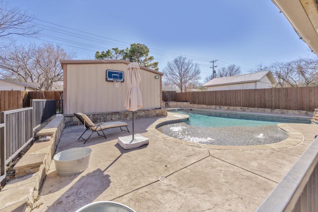 513 Patterson Street Bowie, TX 76230 - Photo 27 of 33