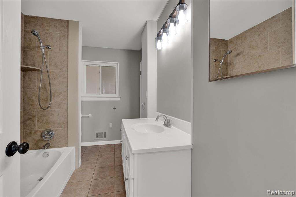 11220 Timken Avenue Warren, MI 48089 - Photo 25 of 36
