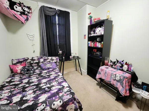 a bedroom with bed and the closet
