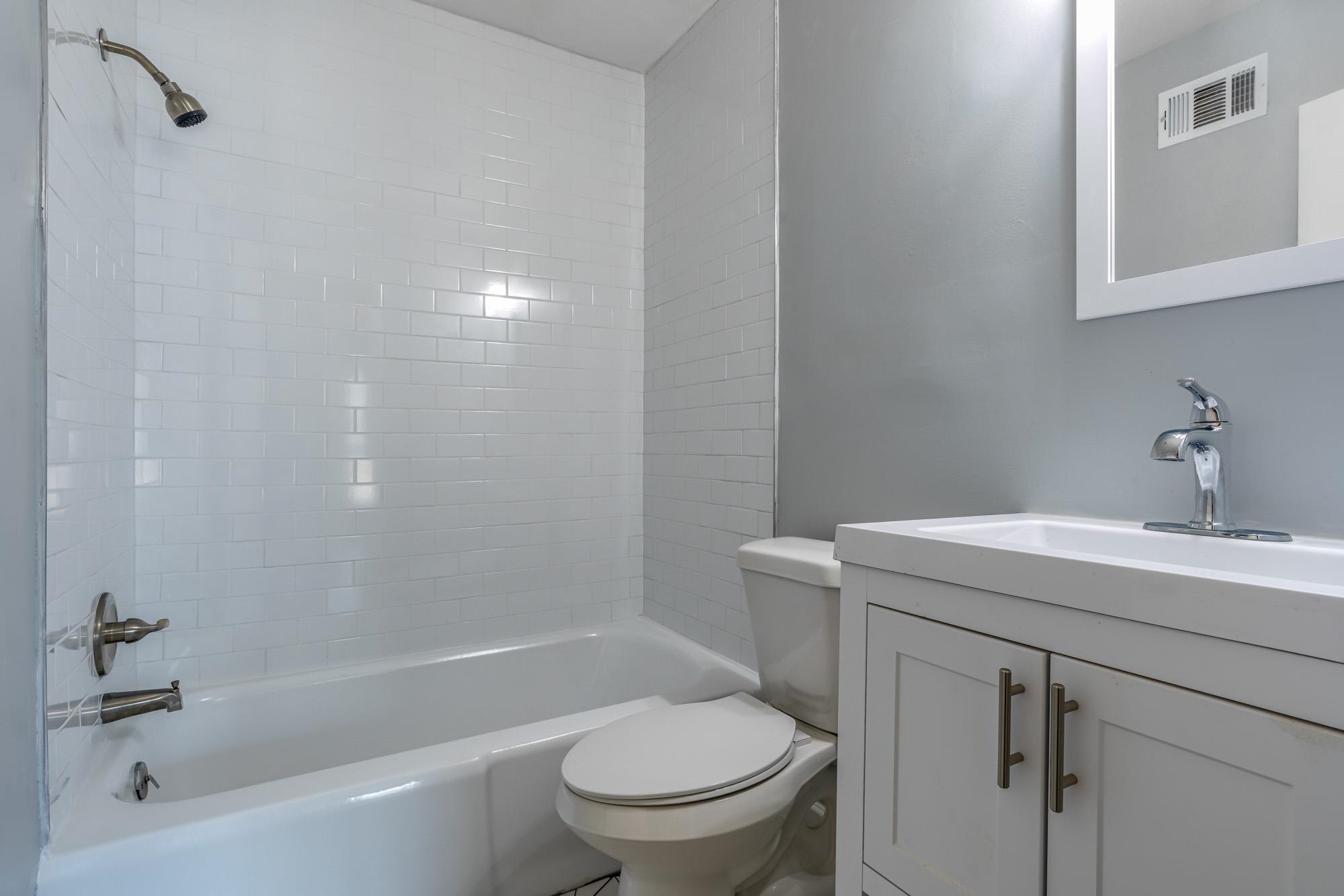 4606 Tulane Road Memphis, TN 38109 - Photo 22 of 25 a bathroom with a sink toilet and a bathtub