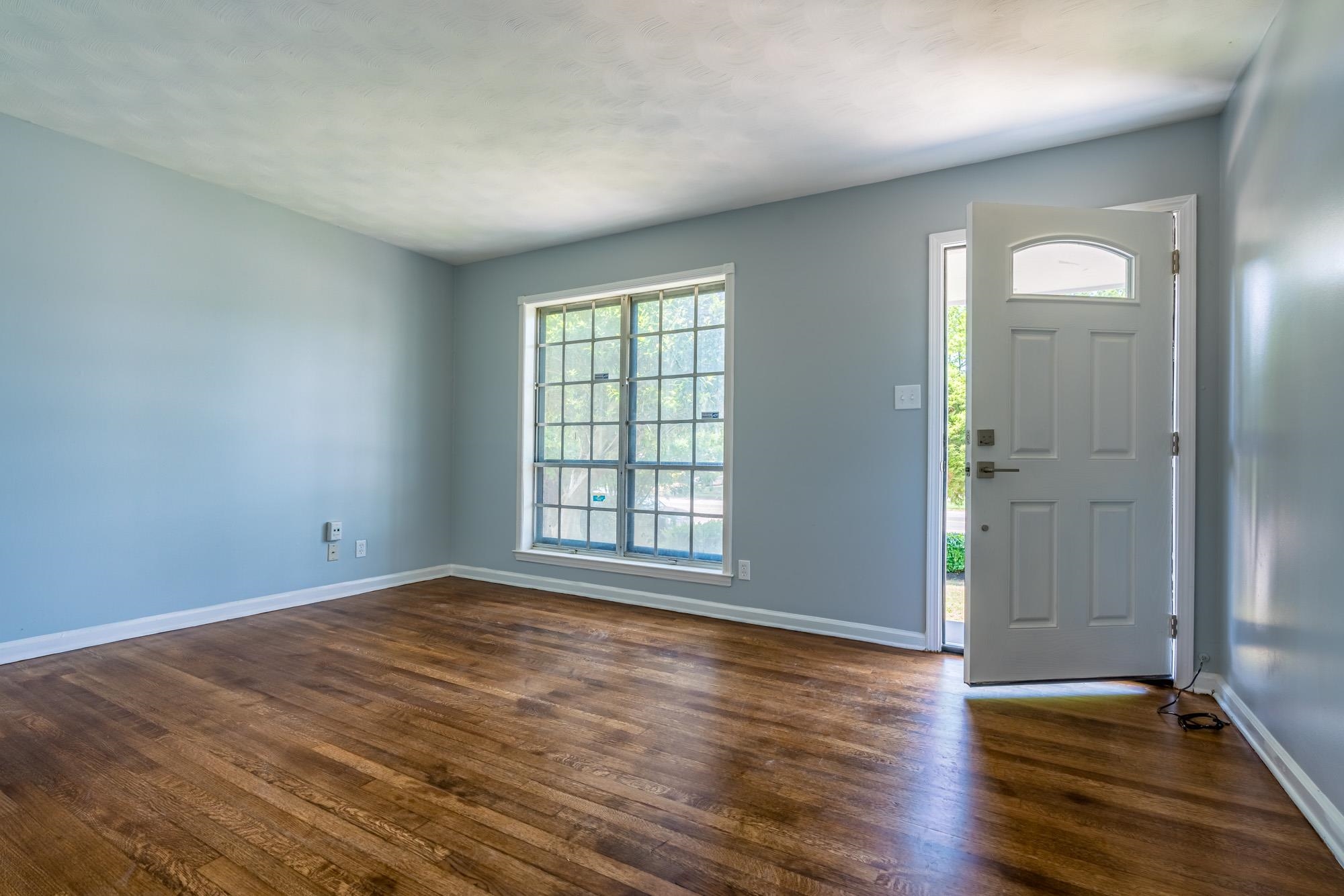 4606 Tulane Road Memphis, TN 38109 - Photo 5 of 25 a view of an empty room with glass door