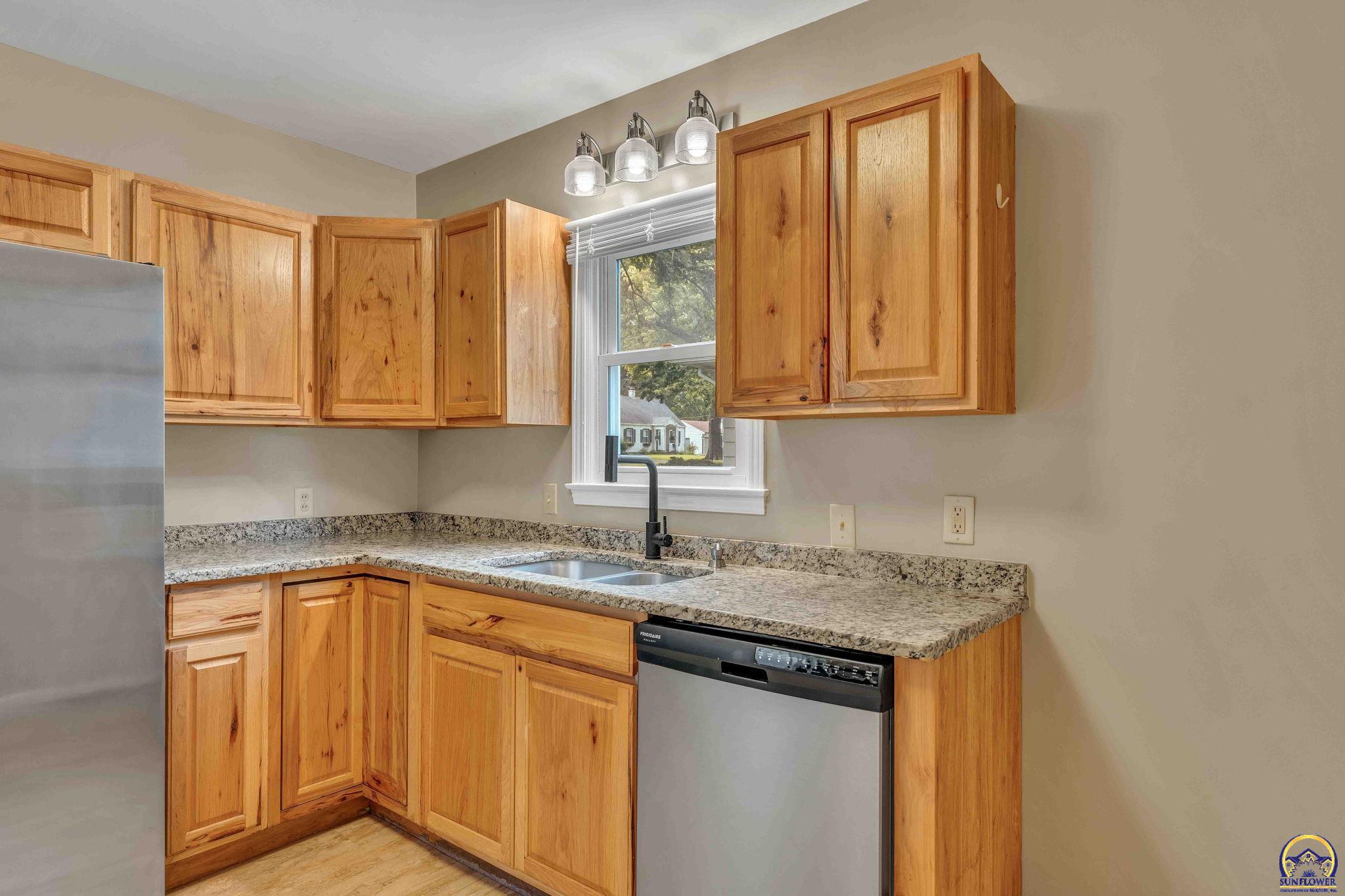 2212 Southwest Burnett Road Topeka, KS 66614 - Photo 14 of 37