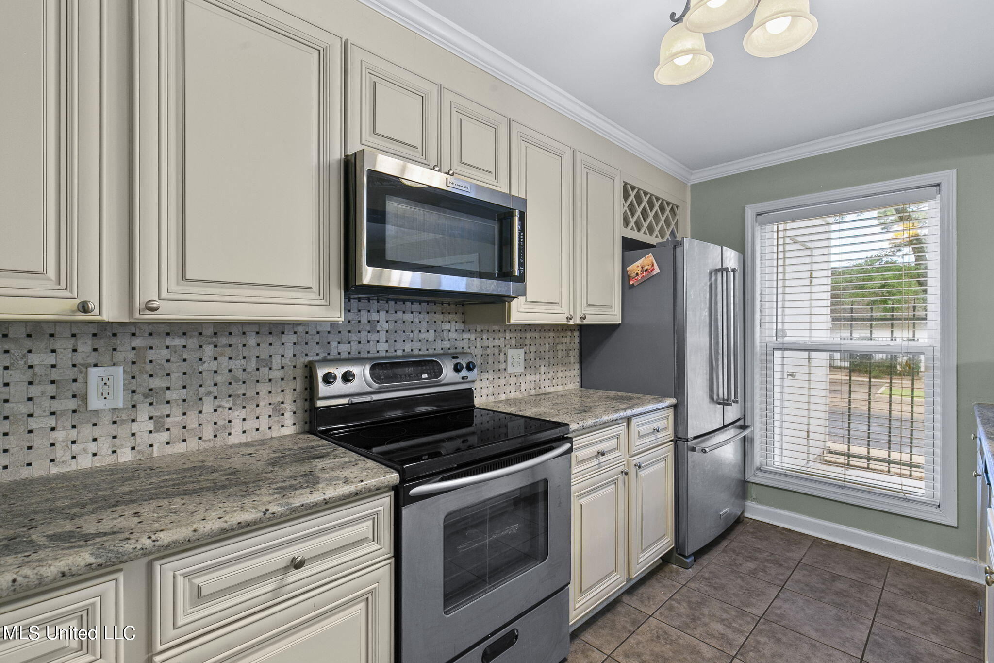 550 Post Road, Unit 102 Ridgeland, MS 39157 - Photo 12 of 37 Beautifully updated kitchen