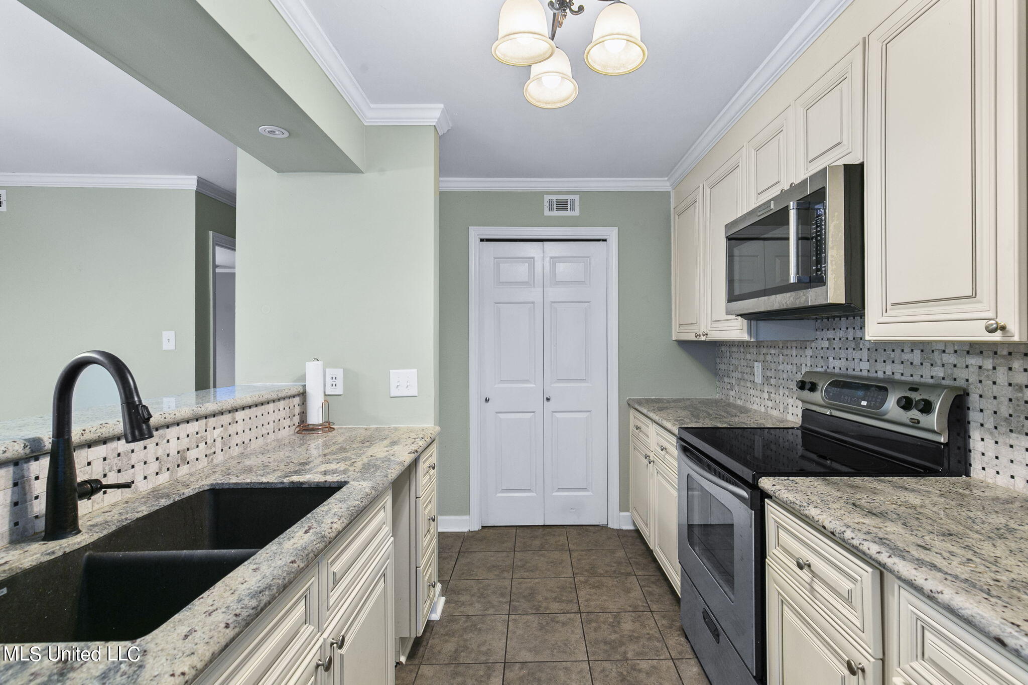 550 Post Road, Unit 102 Ridgeland, MS 39157 - Photo 14 of 37 Kitchen