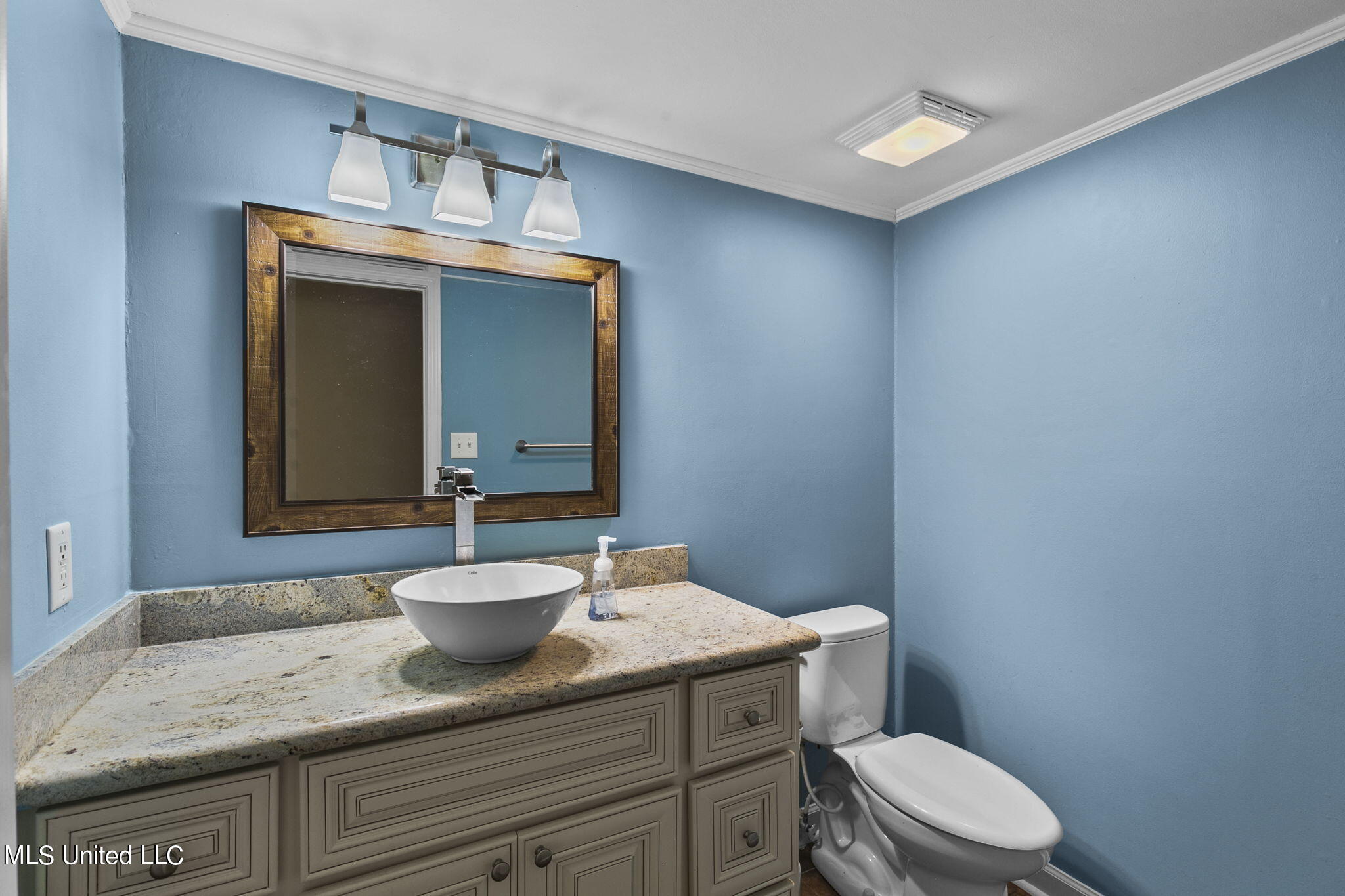 550 Post Road, Unit 102 Ridgeland, MS 39157 - Photo 16 of 37 Updated half bath
