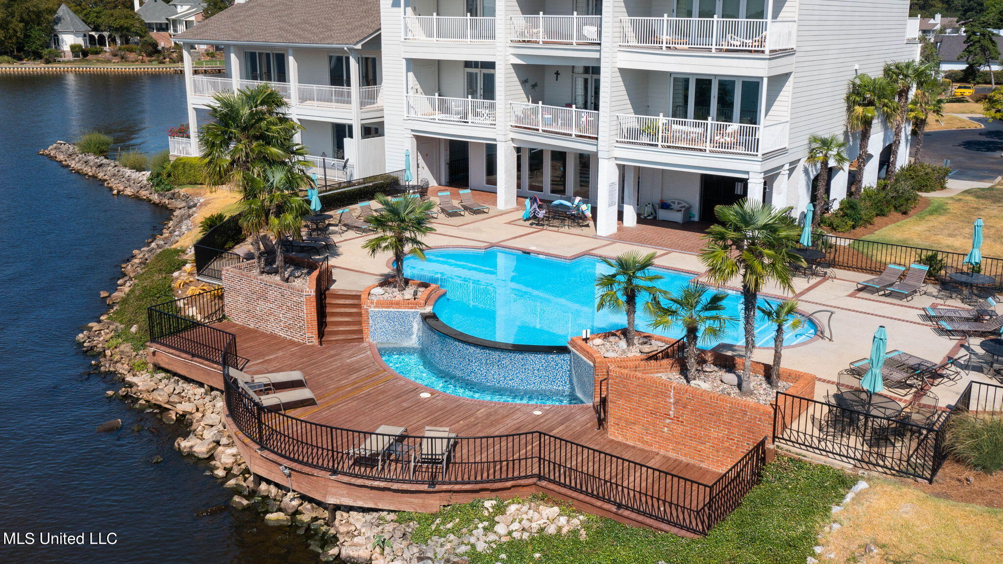 550 Post Road, Unit 102 Ridgeland, MS 39157 - Photo 28 of 37 Infinity pool