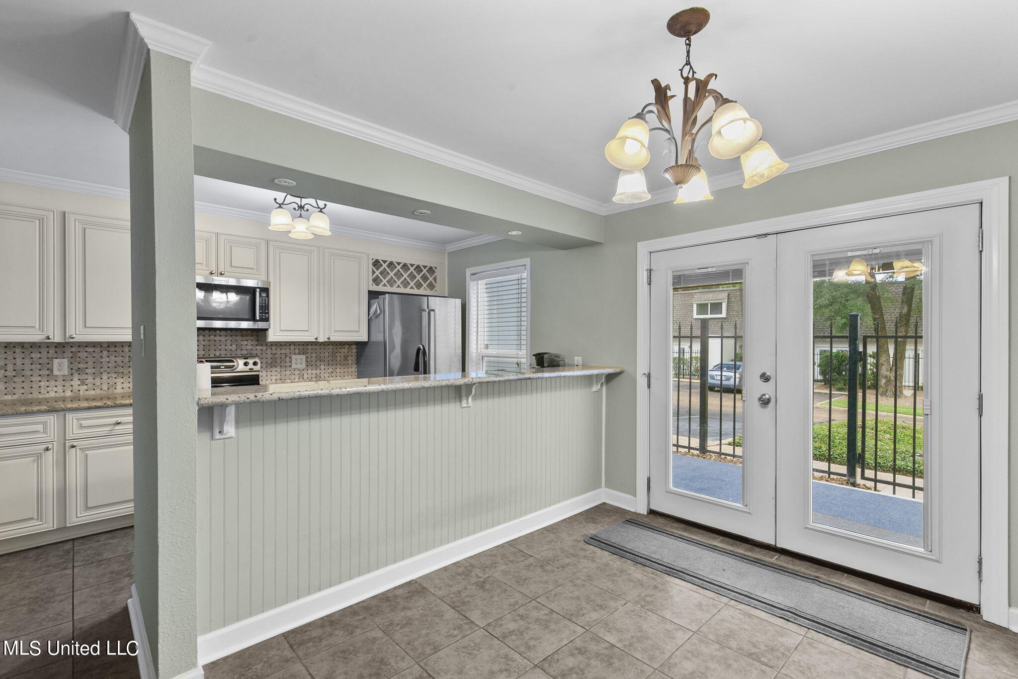 550 Post Road, Unit 102 Ridgeland, MS 39157 - Photo 10 of 37 Spacious dining area and breakfast bar