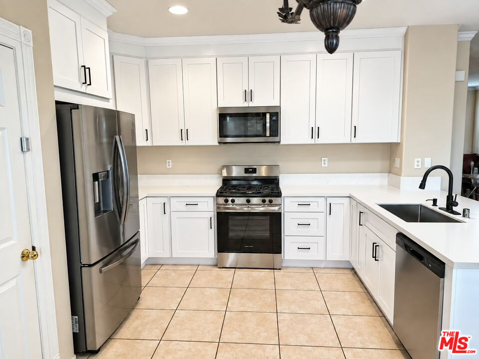 17886 Robusta Drive Riverside, CA 92503 - Photo 9 of 25 Gallery Image 9