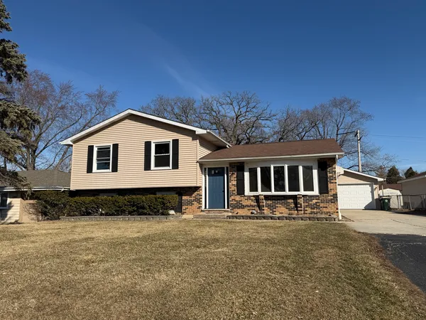 $2,850 | 109 Hickory Drive, Lindenhurst, IL 60046