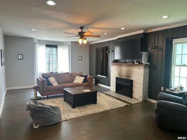 $238,000 | 407 West Water Street, Pinckneyville, IL 62274