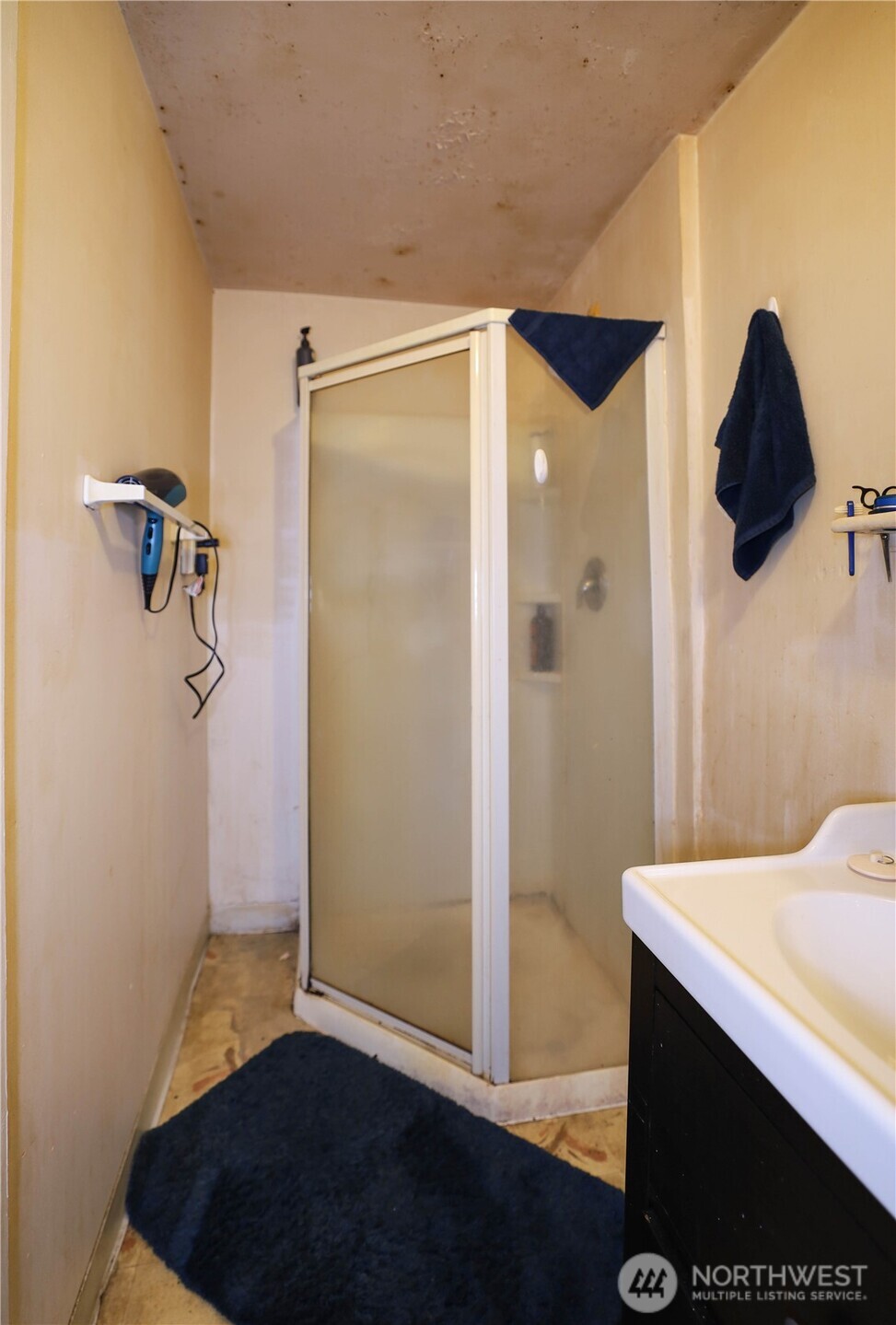 6703 Karjala Road Aberdeen, WA 98520 - Photo 7 of 15 a view of walk in closet