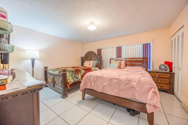 a bed room with a bed and a closet