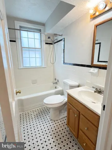 $1,595 | 24 South Old Glebe Road, Unit 202, Arlington, VA 22204
