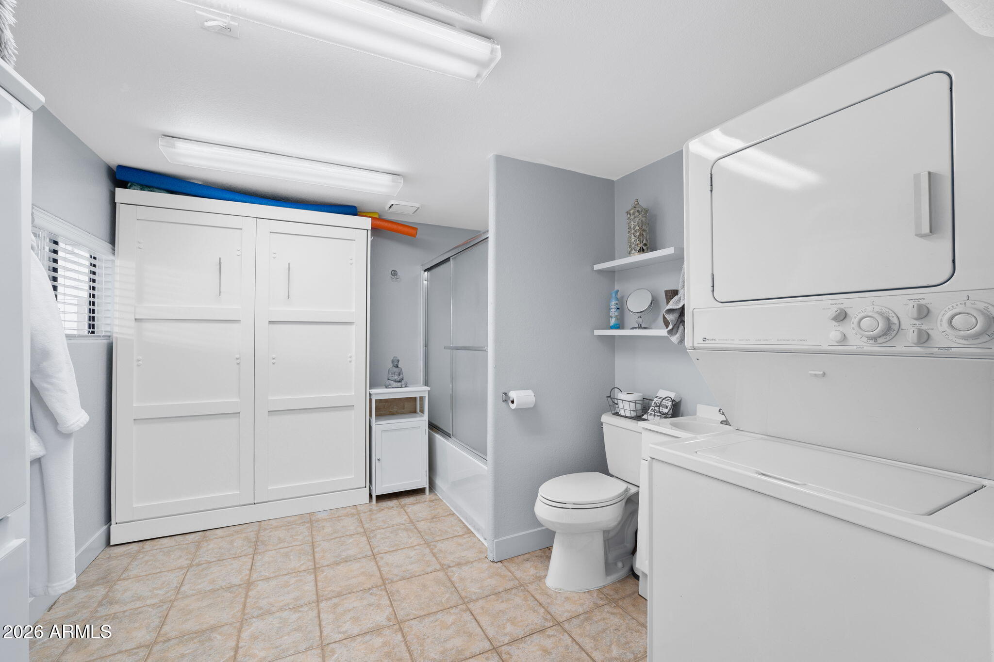 111 South Greenfield Road, Unit 527 Mesa, AZ 85206 - Photo 15 of 15 a bathroom with a toilet sink and shower