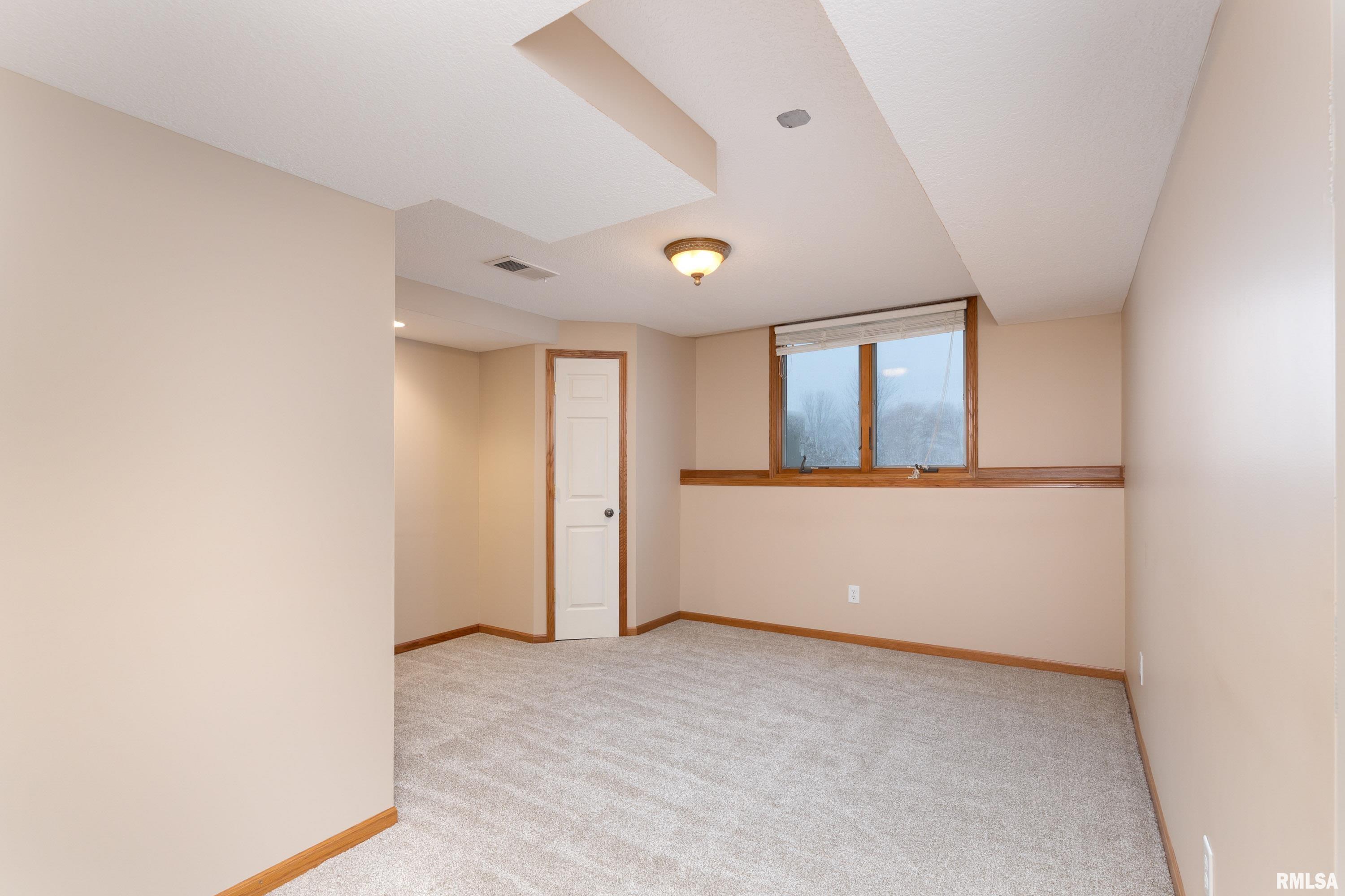 5805 Cardinal Road Bettendorf, IA 52722 - Photo 27 of 39 Gallery Image 27