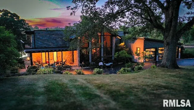 $1,100,000 | 15558 East Kenabeck Trail, Cuba, IL 61427