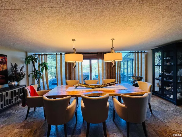 $1,100,000 | 15558 East Kenabeck Trail, Cuba, IL 61427