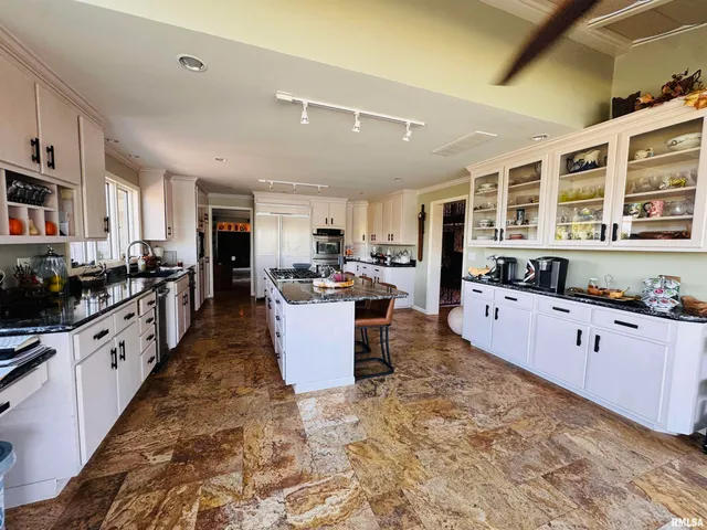 $1,100,000 | 15558 East Kenabeck Trail, Cuba, IL 61427