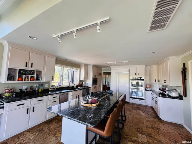 $1,100,000 | 15558 East Kenabeck Trail, Cuba, IL 61427