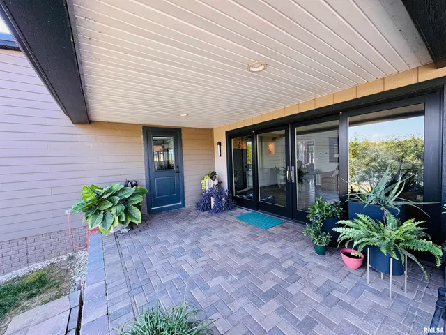 $1,100,000 | 15558 East Kenabeck Trail, Cuba, IL 61427