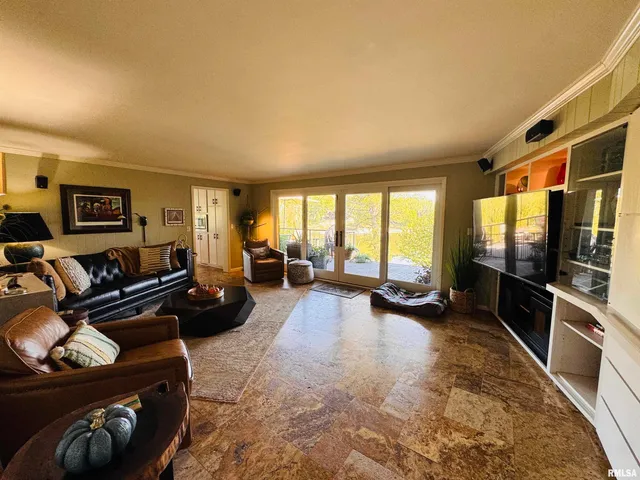 $1,100,000 | 15558 East Kenabeck Trail, Cuba, IL 61427