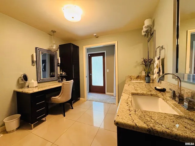 $1,100,000 | 15558 East Kenabeck Trail, Cuba, IL 61427