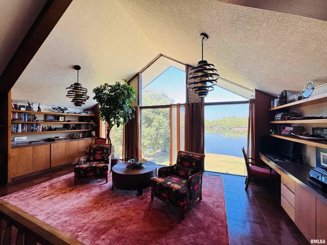 $1,100,000 | 15558 East Kenabeck Trail, Cuba, IL 61427