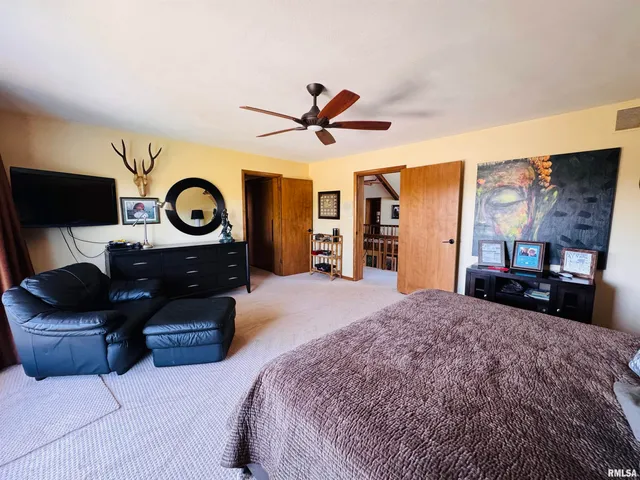 $1,100,000 | 15558 East Kenabeck Trail, Cuba, IL 61427