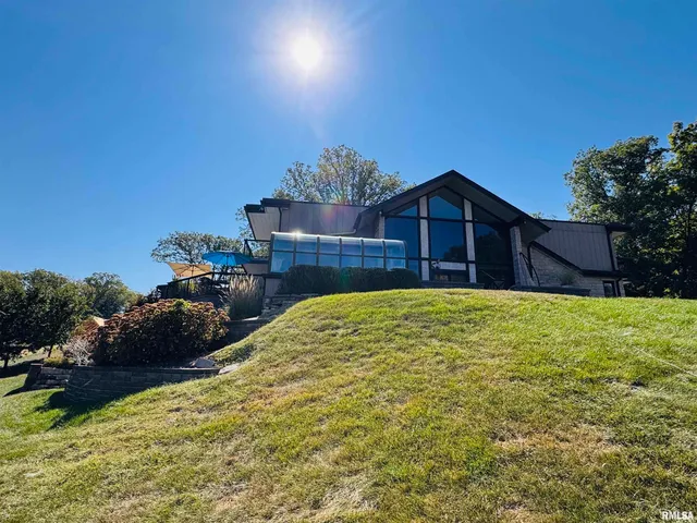 $1,100,000 | 15558 East Kenabeck Trail, Cuba, IL 61427