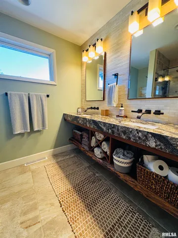 $1,100,000 | 15558 East Kenabeck Trail, Cuba, IL 61427