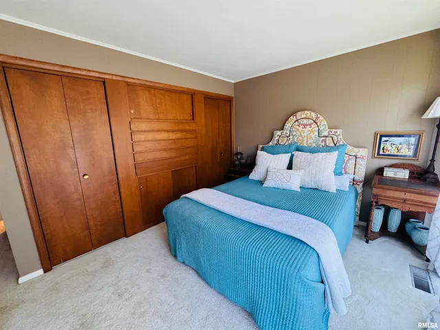 $1,100,000 | 15558 East Kenabeck Trail, Cuba, IL 61427