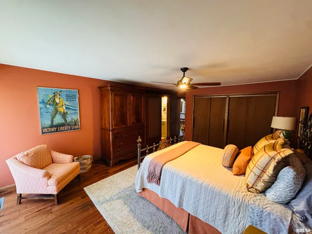 $1,100,000 | 15558 East Kenabeck Trail, Cuba, IL 61427