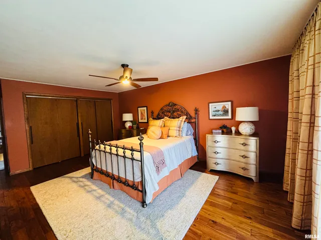 $1,100,000 | 15558 East Kenabeck Trail, Cuba, IL 61427