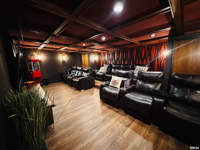 $1,100,000 | 15558 East Kenabeck Trail, Cuba, IL 61427