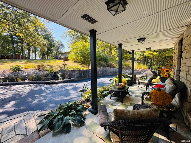 $1,100,000 | 15558 East Kenabeck Trail, Cuba, IL 61427