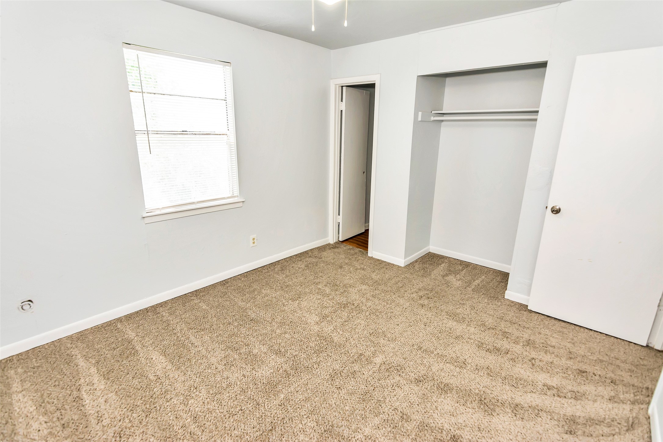 9706 Farragut Street Houston, TX 77078 - Photo 10 of 12 an empty room with a window
