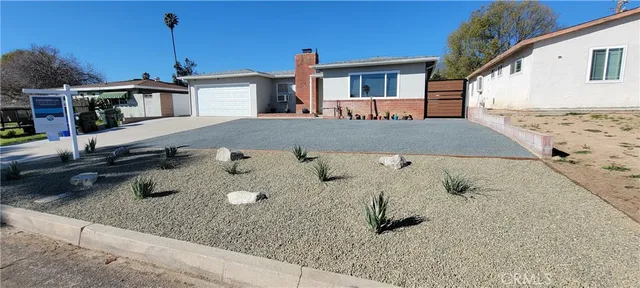 a view of a house with backyard