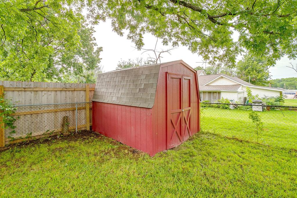 709 North Ave B Springtown, TX 76082 - Photo 32 of 32 a view of a backyard with a garden