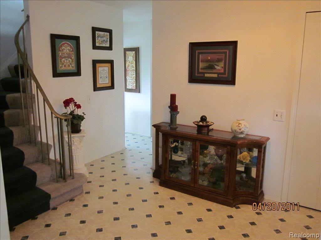 14005 Riverside Court Livonia, MI 48154 - Photo 7 of 17 Large foyer