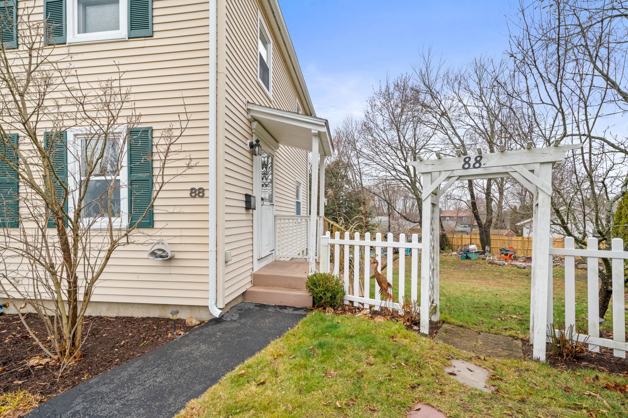 88 Harold Street Manchester, NH 03104 - Photo 4 of 28