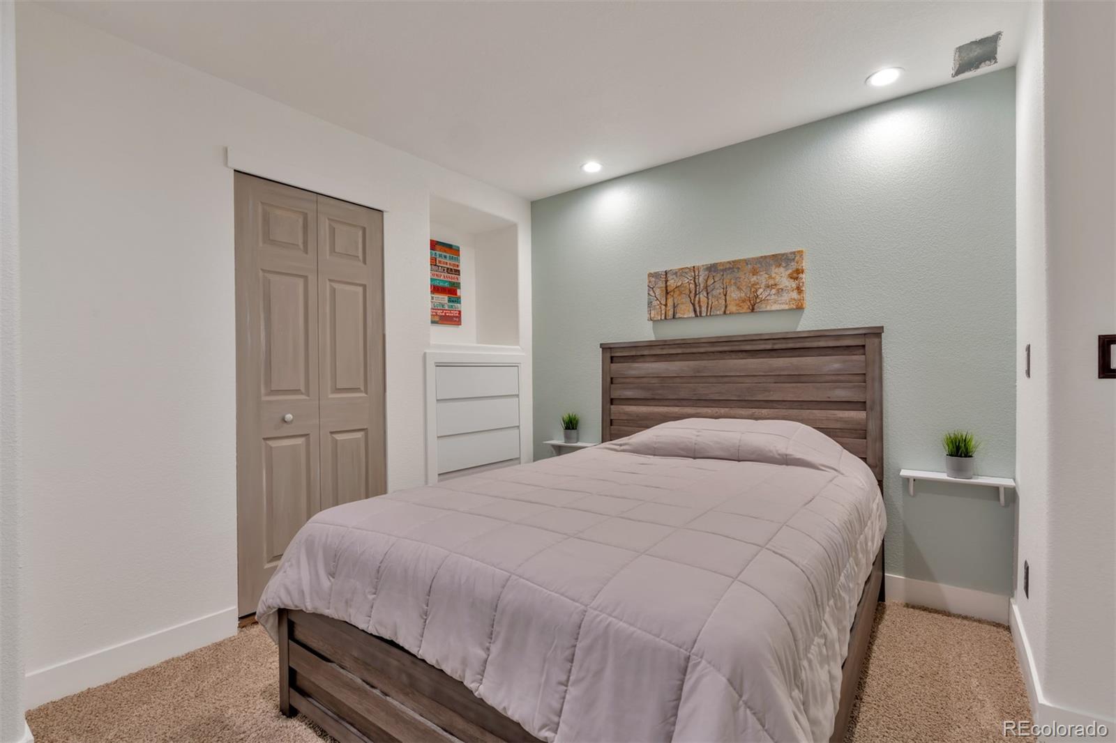10735 Wynspire Road Highlands Ranch, CO 80130 - Photo 22 of 40 a bedroom with a bed and a wall painting