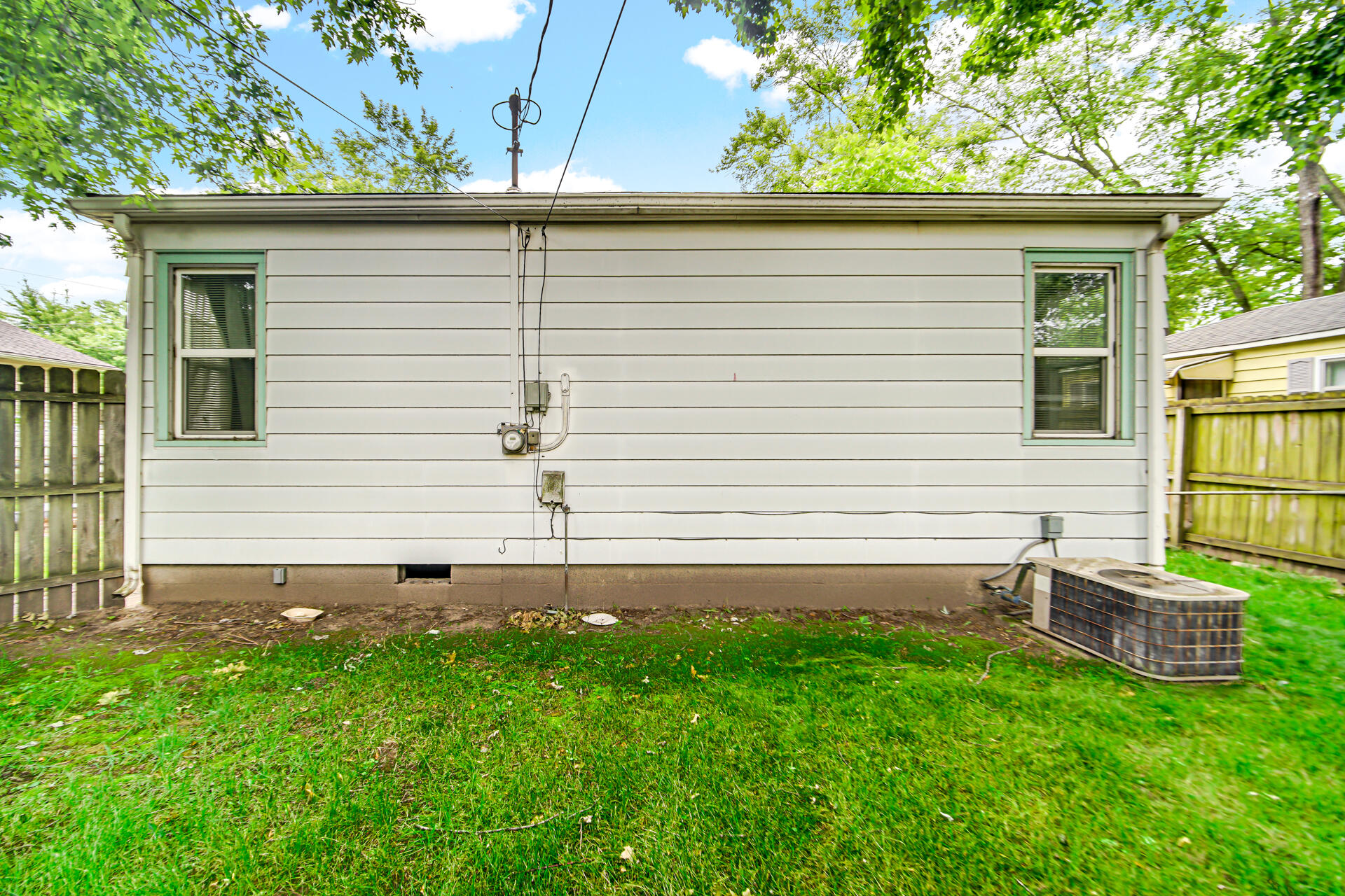 4535 Liverpool Road Lake Station, IN 46405 - Photo 4 of 18 1920x1280
