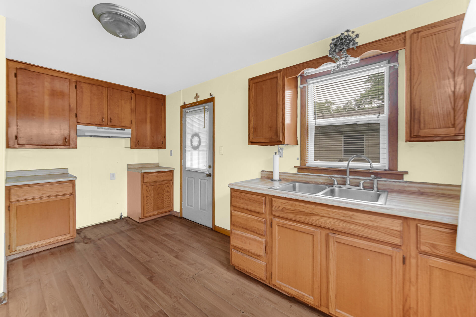 4535 Liverpool Road Lake Station, IN 46405 - Photo 7 of 18 1920x1280
