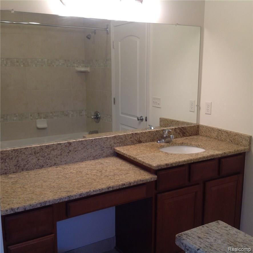 3877 Hazelton Avenue Rochester, MI 48307 - Photo 15 of 26 En Suite Bathroom