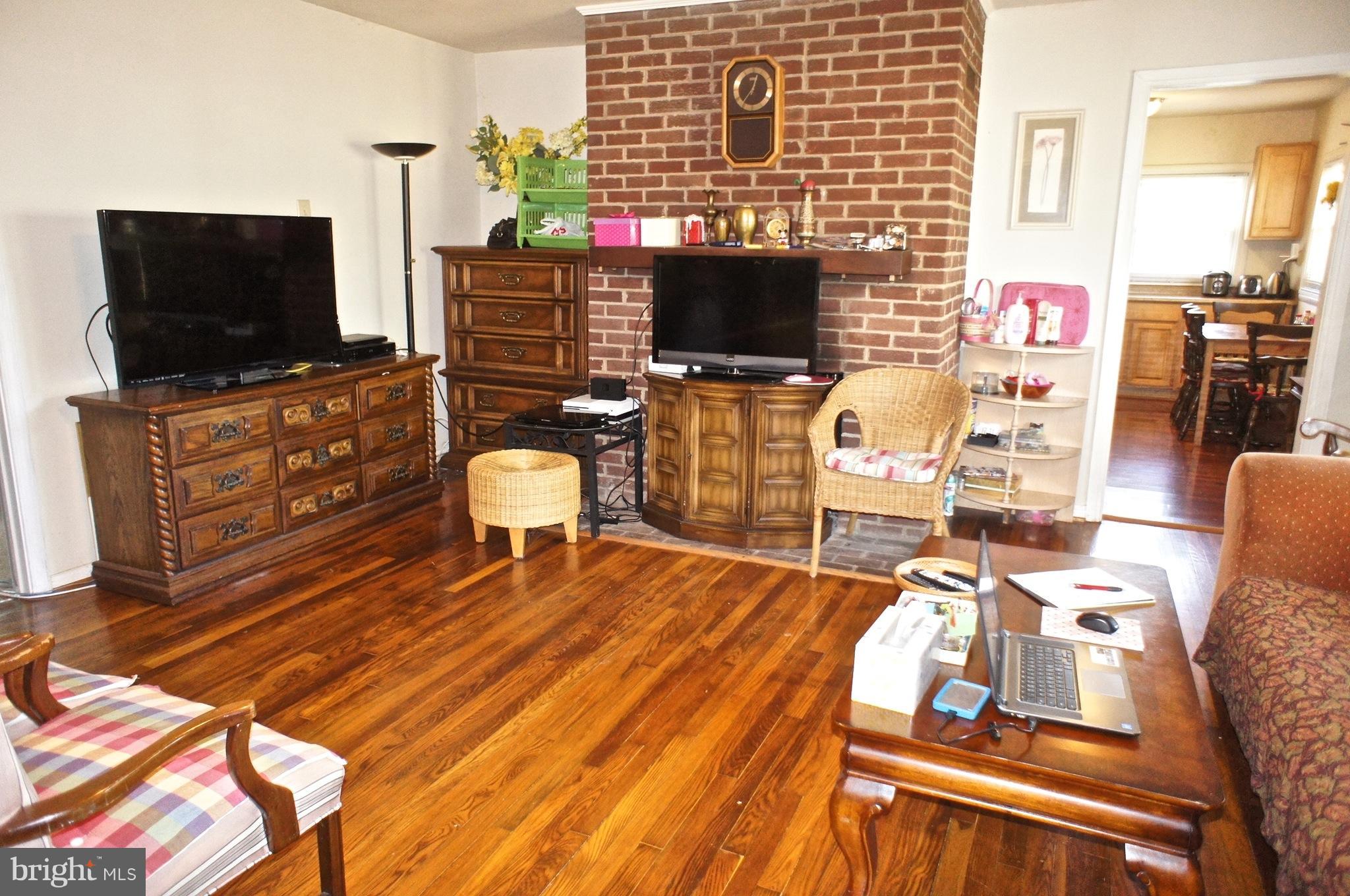 3917 Chantilly Road Chantilly, VA 20151 - Photo 3 of 22 Living Room
