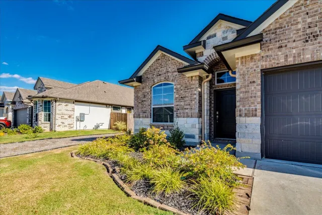 $1,845 | 18121 Emu Lane, Manor, TX 78653