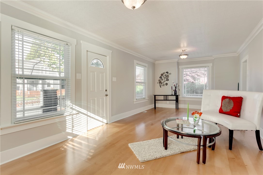 330 Meadow Avenue North Renton, WA 98057 - Photo 3 of 14 Gallery Image 3