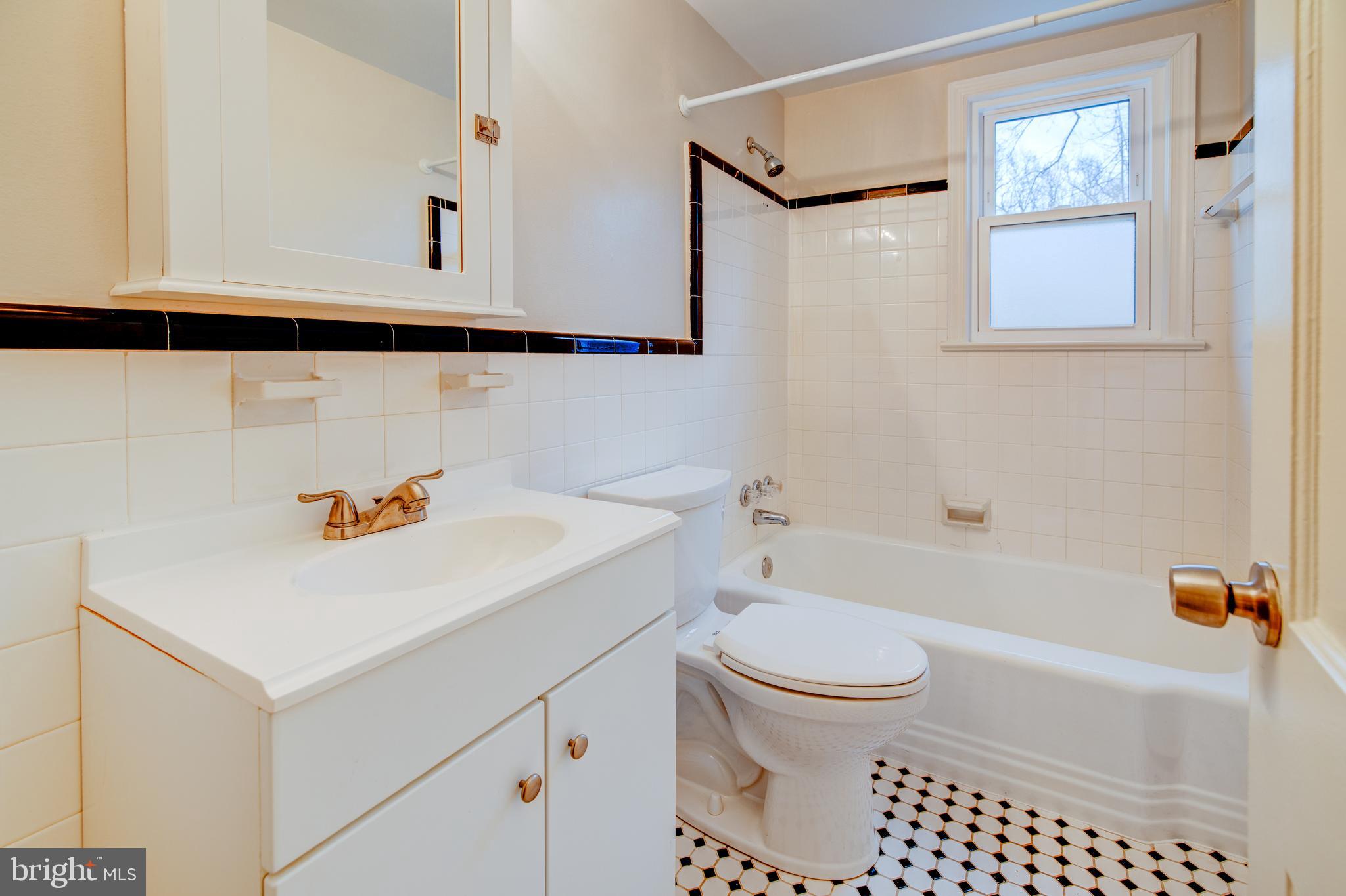 5214 Danbury Road Bethesda, MD 20814 - Photo 11 of 29 Main Level Full Bath