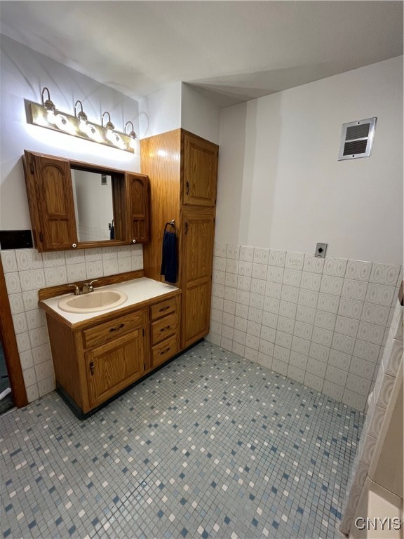 9069 River Road Lysander, NY 13135 - Photo 11 of 25 Full Bath